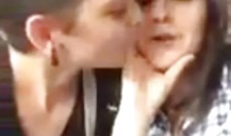 三人の男性は恍惚のセックスのために女の子を扱います 女性 マッサージ 師 無料 動画