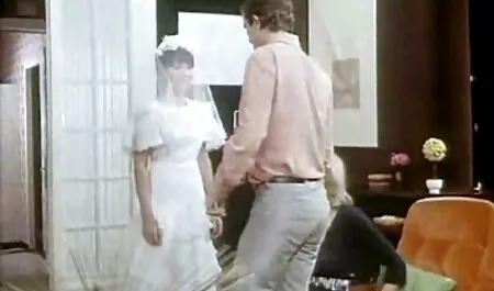 成熟したブロンドの体の魅力の人と脂肪のミルク マッサージ 女性 動画