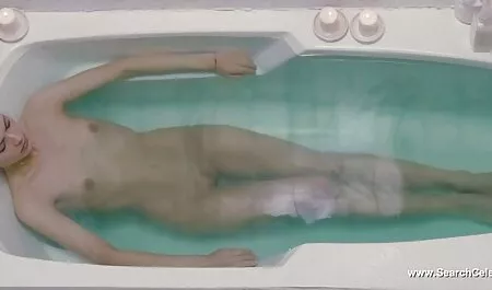 ストリートの女の子の肩の真ん中をオフにされて親密な電話を支払った マッサージ 女性 動画