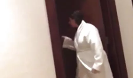 赤ちゃんのひよこと一緒に懸命に働く 動画 女性 マッサージ