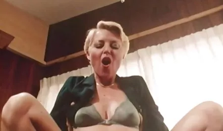 恥ずかしがり屋の金髪Brea Bennett masturbates彼女の滑り 女性 マッサージ 師 アダルト