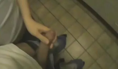 お尻の大きな部分を持っている女の子-ポルノ写真スタジオ エロ 動画 マッサージ 女