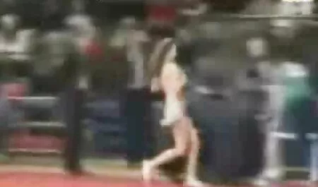 古い男fucks Antonia エロ 女性 マッサージ 師 Deonaに革のソファ