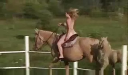 禿げた頭の職場でのセックス 女性 マッサージ 師 動画