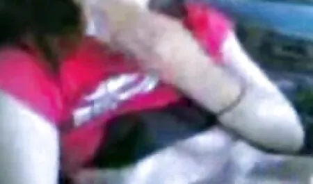 女の子は抗議を開催し、黒人男性のコックを撫でる マッサージ 女性 エロ 動画