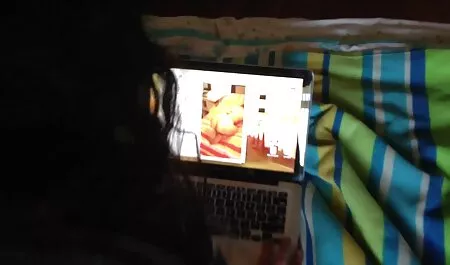 男性はバイブレーターで彼女を助けるために彼女を持って 女性 マッサージ 師 セックス 動画