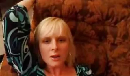 女の子はクーニーのロビーに後退します マッサージ 女性 動画