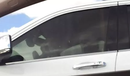 ひよこの魅力はほっそりした足を誇示します 女 マッサージ 師 エロ