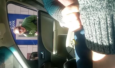 寝る鶏のための朝食をもたらす成熟したマッチョ エロ 動画 女性 マッサージ