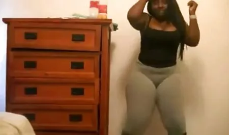 マッサージ師は彼女の肛門で首の手に手を得ています マッサージ 動画 シュガール