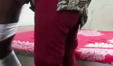 アフリカンアメリカの尼僧のガイハードのソファ アダルト 女性 マッサージ 師