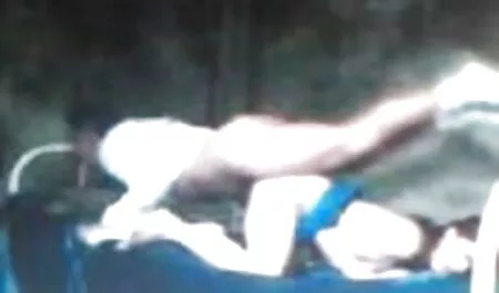 大人として彼女と一緒に働く若い女の子 マッサージ 女性 動画